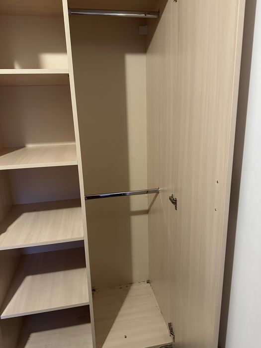 Бял гардероб с шкафчета и място за закачалки