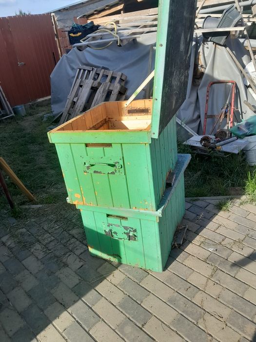 Vand 2 lazi pentru albine