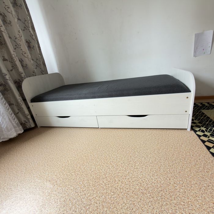Продам 2 кровати  с матрасом