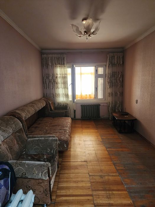 Мебель старая, диван и детали кровати