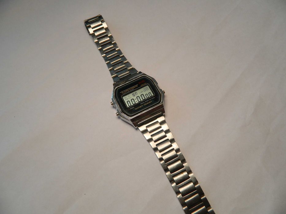 Ceas retro digital QUARTZ cu calendar , alarma , iluminator