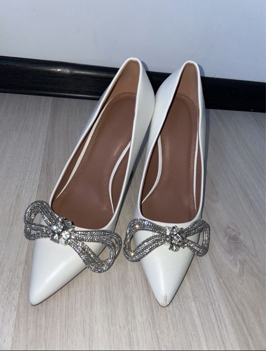 Белые женские туфли