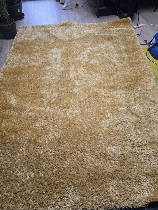 Covor galben pufos