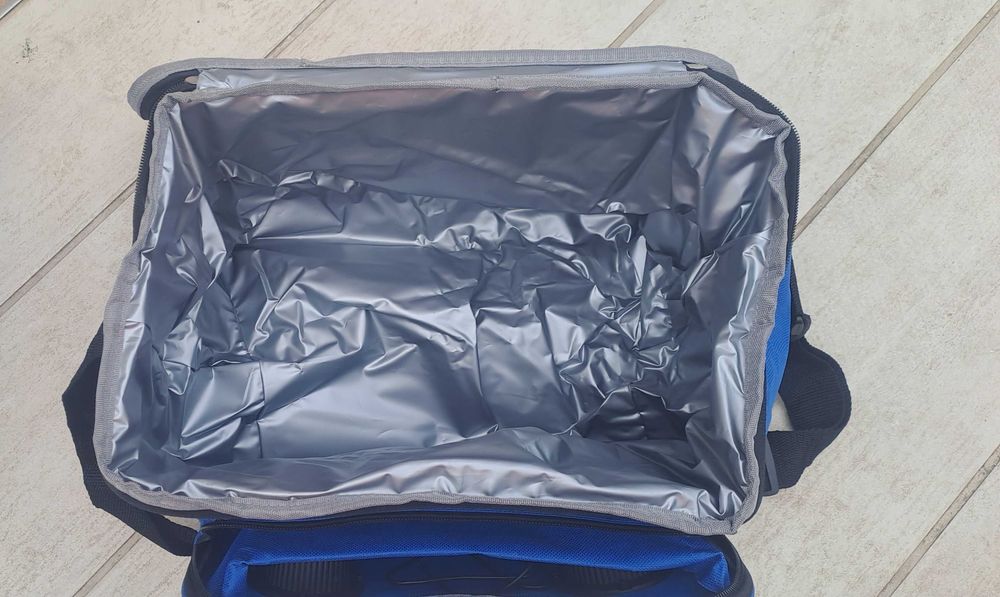 Хладилна чанта с вгладенаи безжични високоговорители