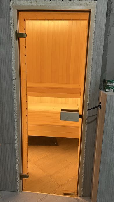 Дверь стеклянная для бани