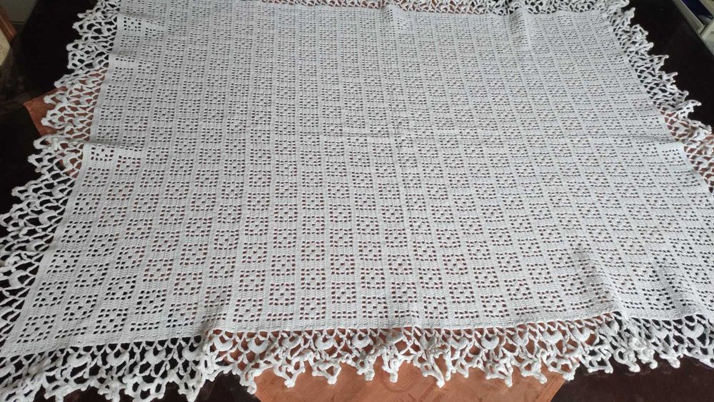 Покривка плетена на една кука 100 х 75 см