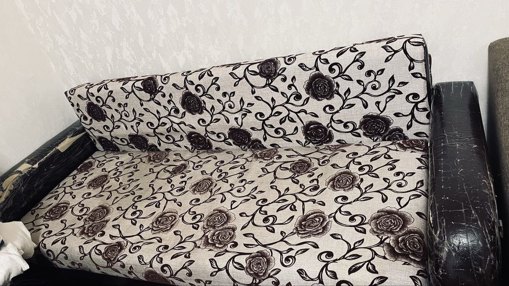 Диван для гостиной комнаты.