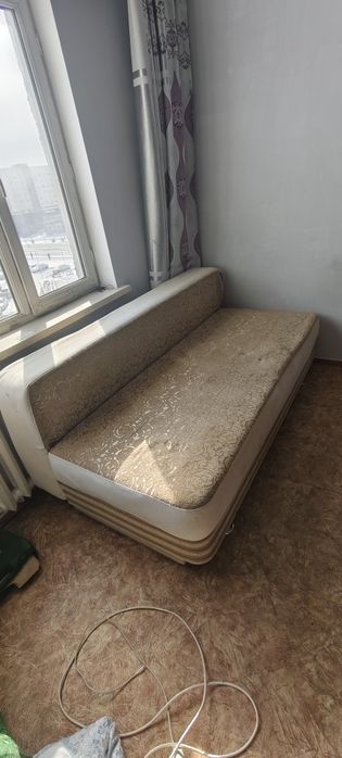Продам диван старый