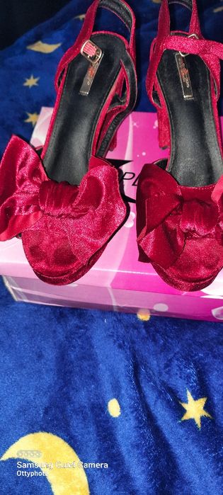 Sandale cu toc inalt