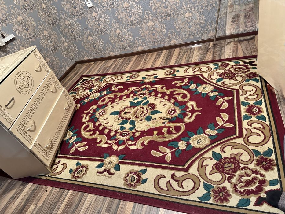 Екі кілем сатылады