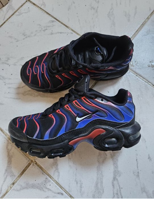 Nike Air Max Plus, известни с разцветката "Spider-Man", която се отличава с черно, синьо и червено. No 35.5.Носени един сезон. Без забележки!