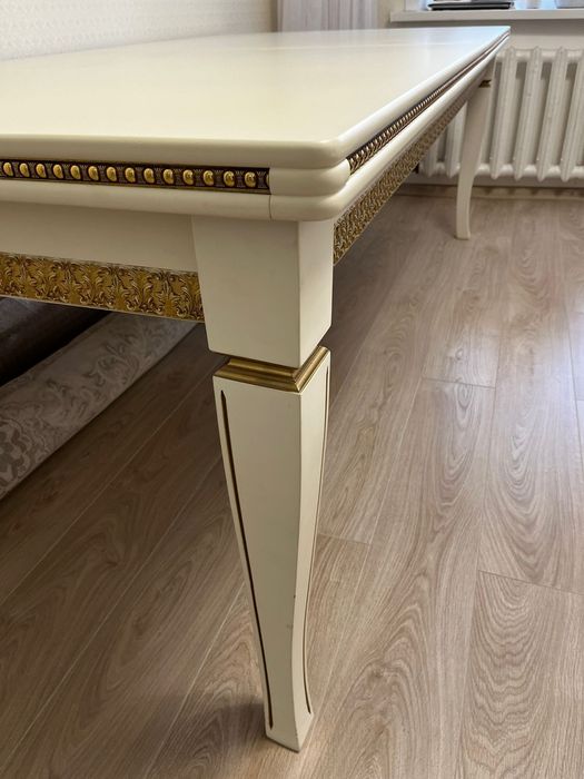 Продаю стол в гостининную