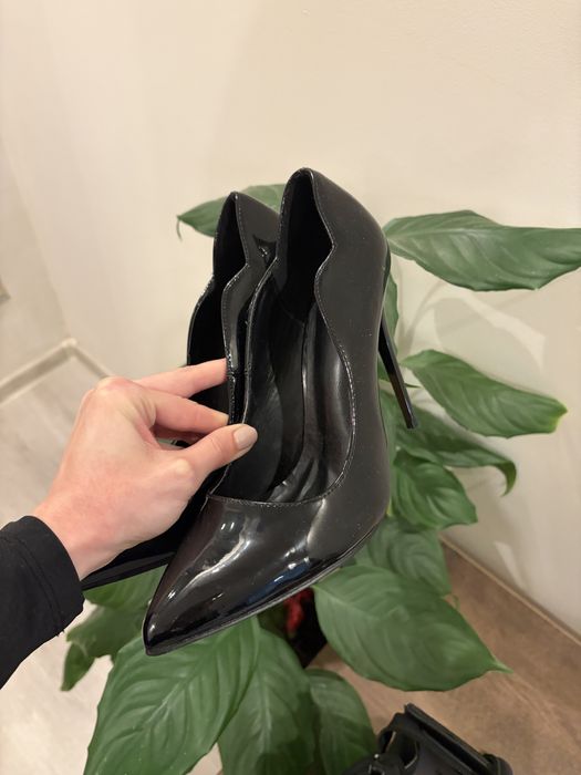 Черни лачени обувки на ток