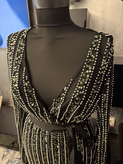 Rochie Asos midi de efect.