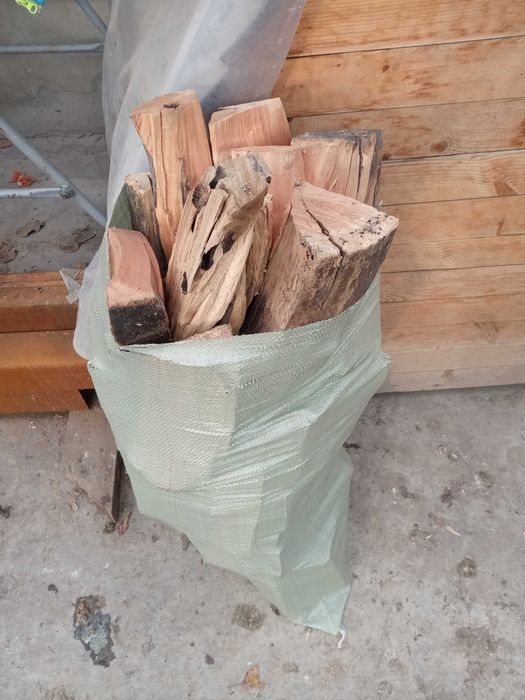 Дрова и уголь в мешках