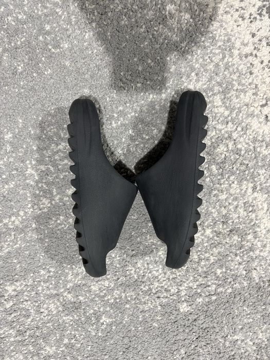 Papuci Yeezy slides
