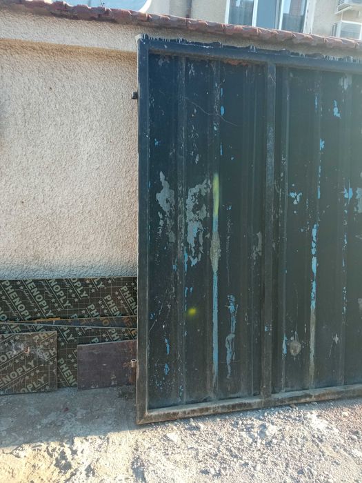 Дворна врата за складово помещение.