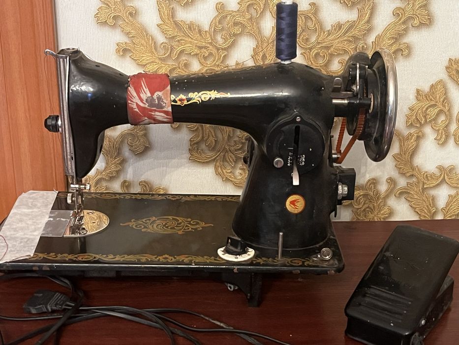 швейная машинка ножная  работает и от сети