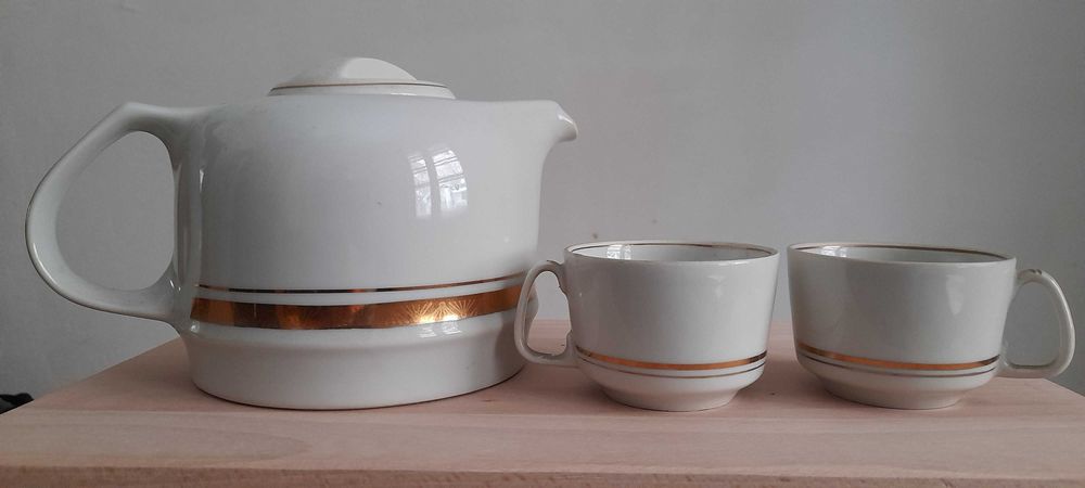 Стар порцеланов чайник с две чашки