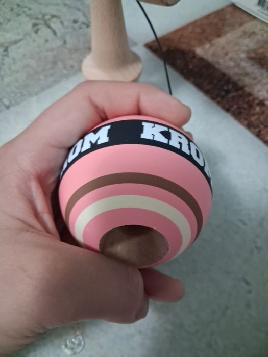 Kendama strogo napolitan.