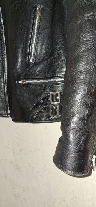 Geaca din piele narurală,culoarea neagra