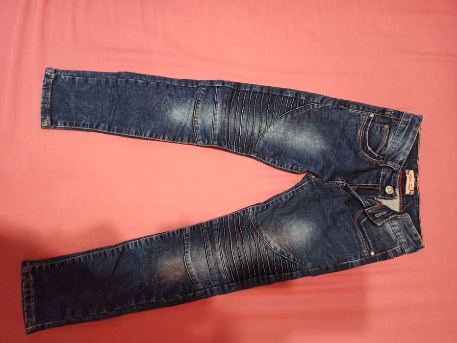 Продавам детски дълги сини дънки размер 134 см.