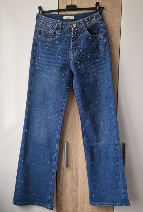 Дамски дънки М с камъчета нови