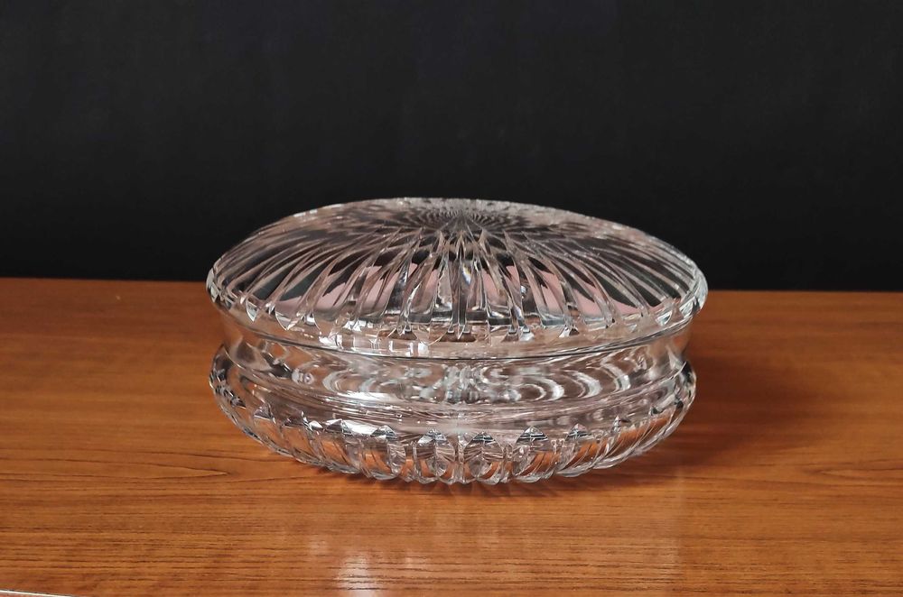 Голяма кристална купа с капак