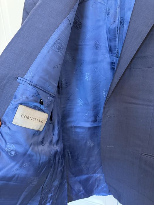 Продам костюмы Италия Corneliani
