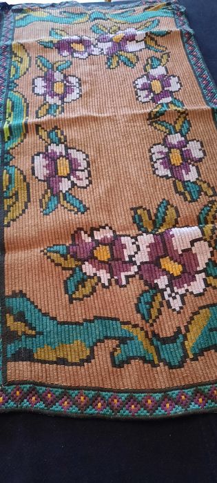 Ръчно ушит ковьор, 2 бр. ретро възглавници