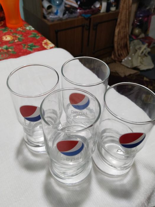 Бокалы кока-кола и пепси