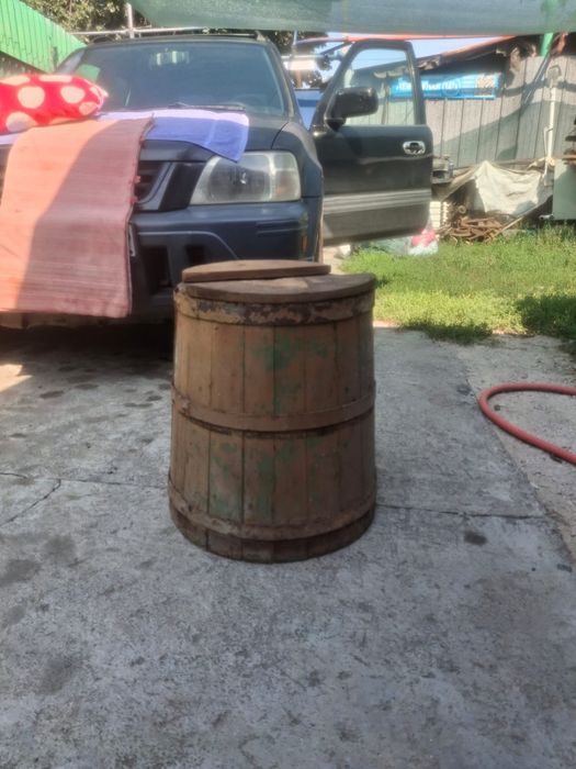 Продам бочку деревянную.