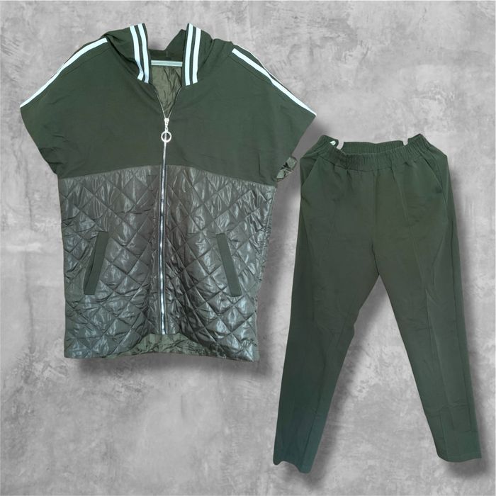 Спортивный трикотажный женский костюм