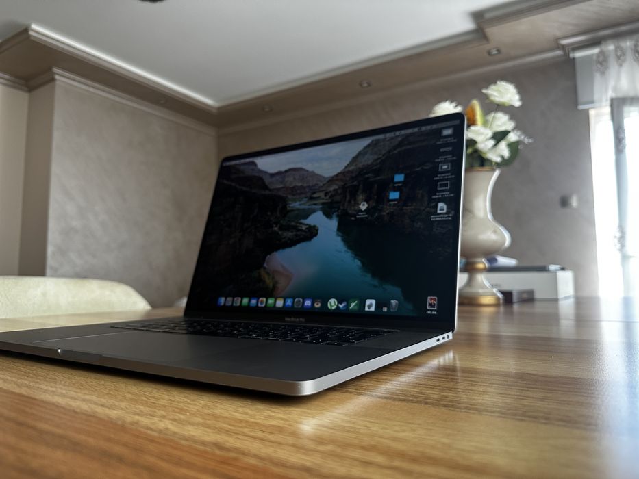 Macbook pro 2019 16inch i9-9980hk rx5500 8GB VRAM 16GB ram 1TB SSD