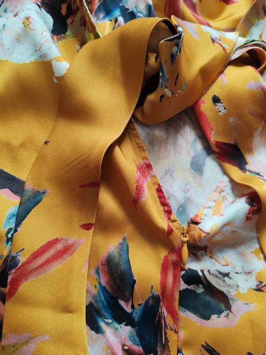 Vând rochie din satin noua
