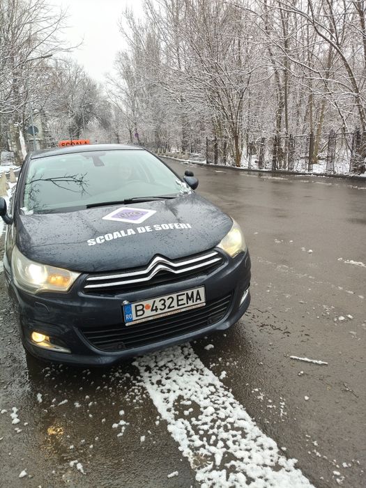 Instructor auto femeie categoria B