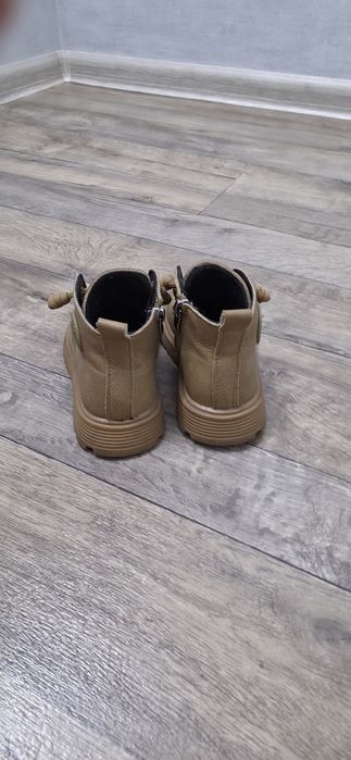 Продам детские ботинки