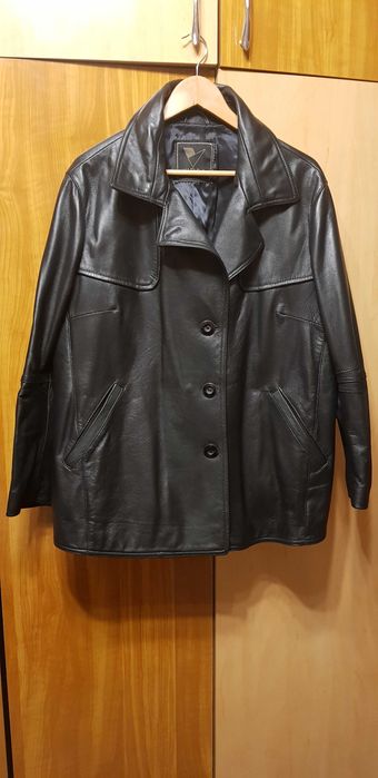 haina de piele aproape noua