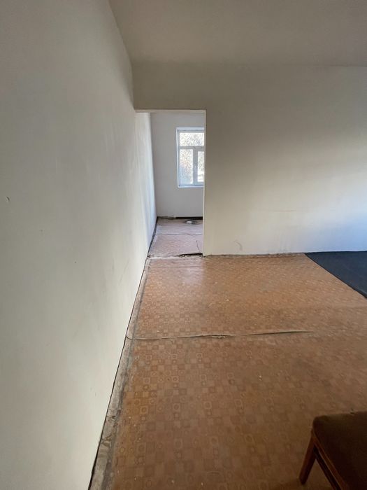 Uy 2 honali 1 qavatda joylashgan  Markazda 1 yulida Mister kafe Atlas