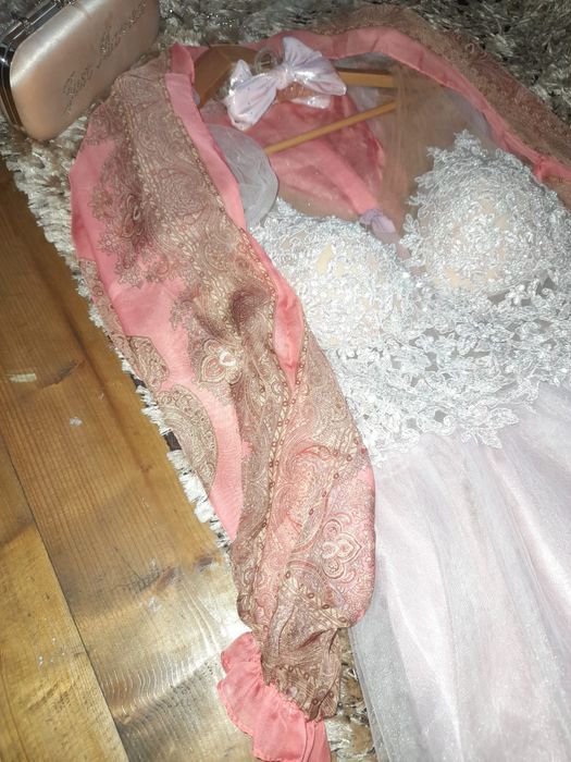 Rochie mireasă plus poșetă ,blezer și clama și sandale