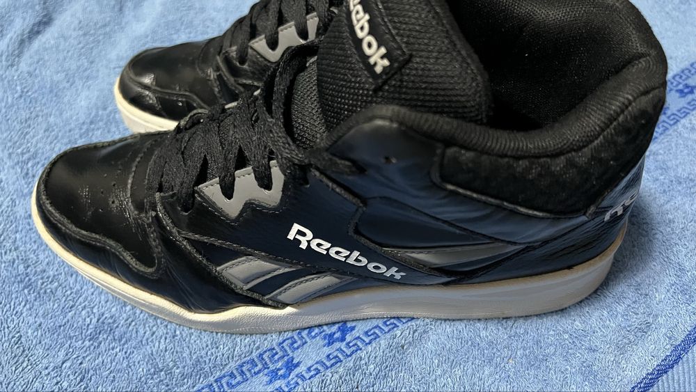 Asidasi Reebok.