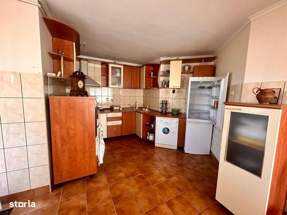 Casă cu 4 camere, curte mare și garaj