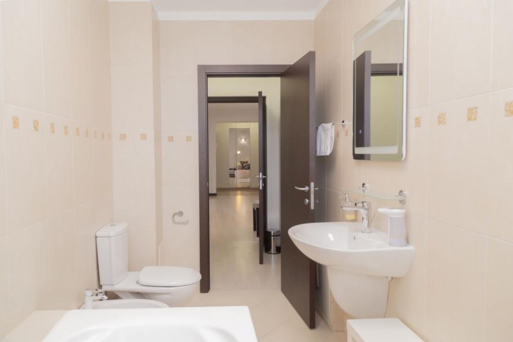 Apartament 3 camere, 115 mp util, mobilat, loc parcare subteran, curte