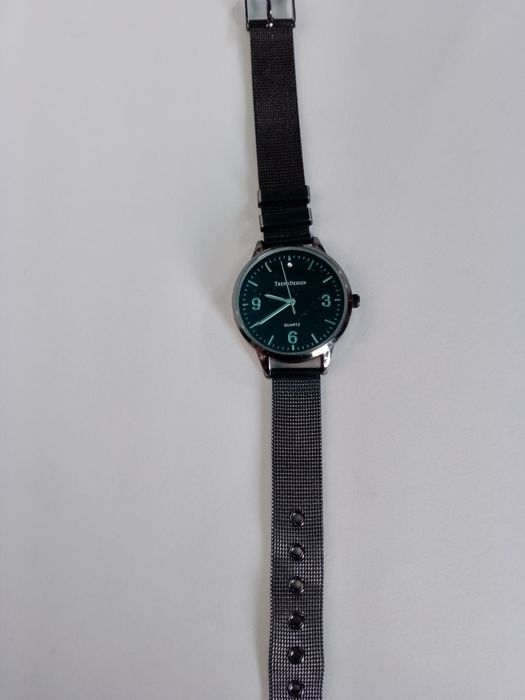 Черен дамски часовник