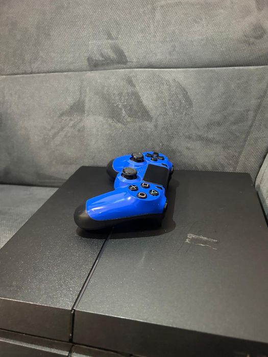 Ps4 un pic zgâriat de 2 3 ani negociabil
