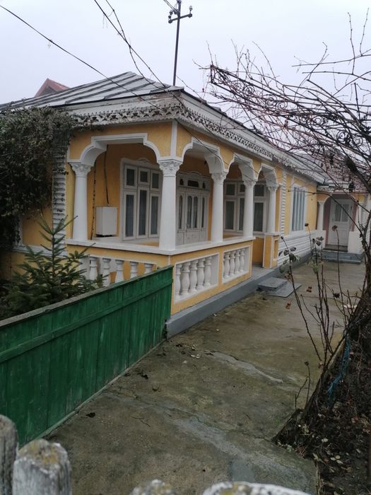Vand casa batraneasca si teren Umbraresti Deal