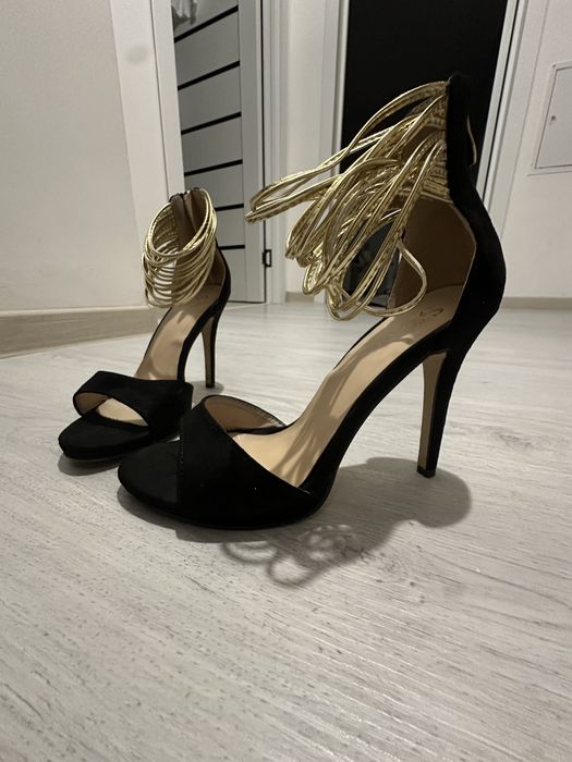 Босоножки черные 5000