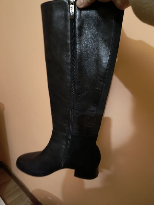 Cizme lungi din piele naturala număr 38, fermoar, elastic pe spate