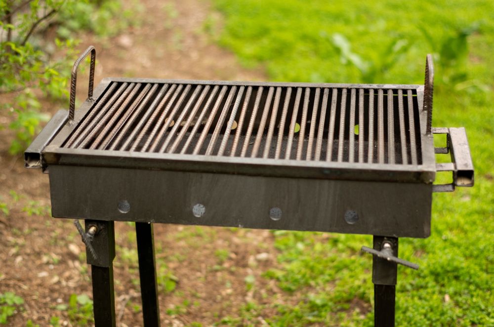 Grătar metalic solid – construcție durabilă, ideal pentru utilizare intensă