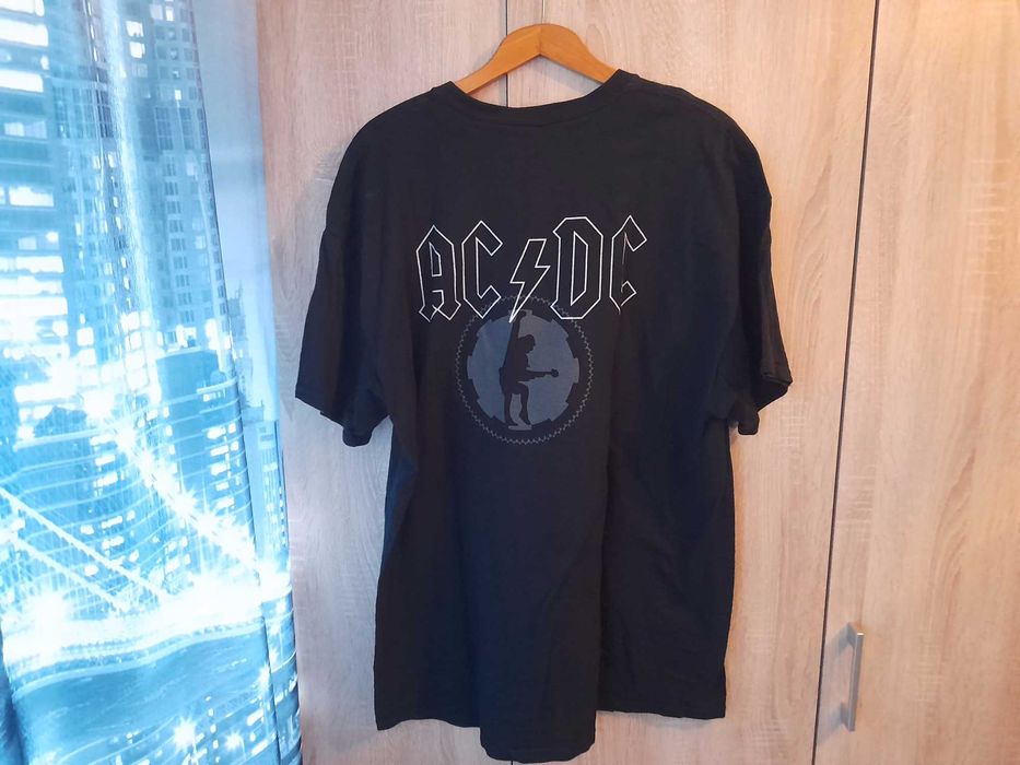 Тениски на футболни отбори и рок банди
